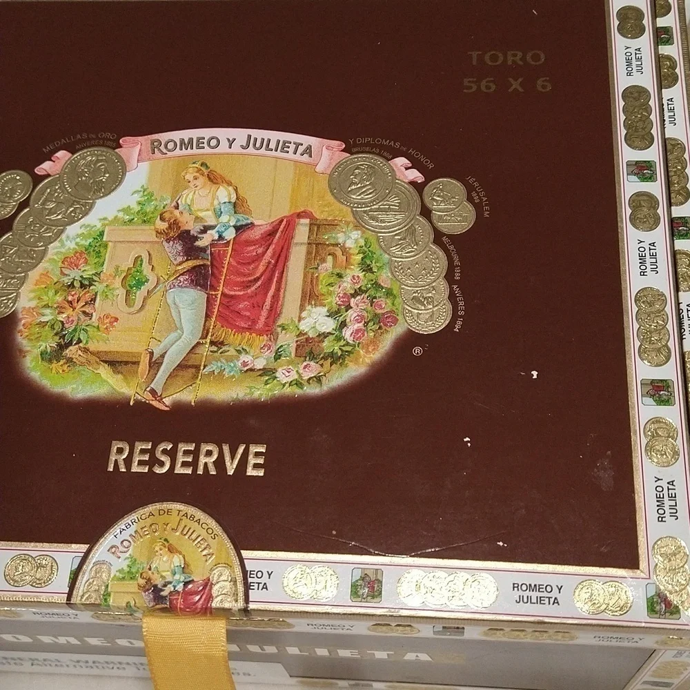 Romeo y Julieta reserve cigar 2 boxes brown 8 1/2